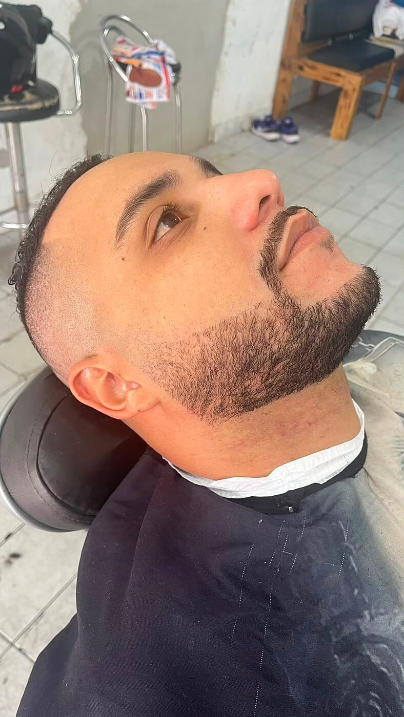 Barba alinhada com acabamento na navalha
